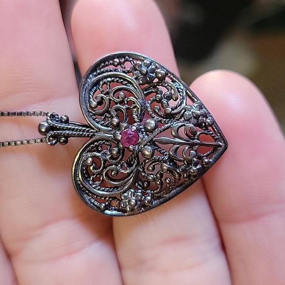 Elegant Silver Heart Pendant Necklace - Picture 3 of 3